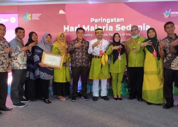Bupati Dompu Terima Sertifikat Eliminasi Malaria dari Menteri Kesehatan RI