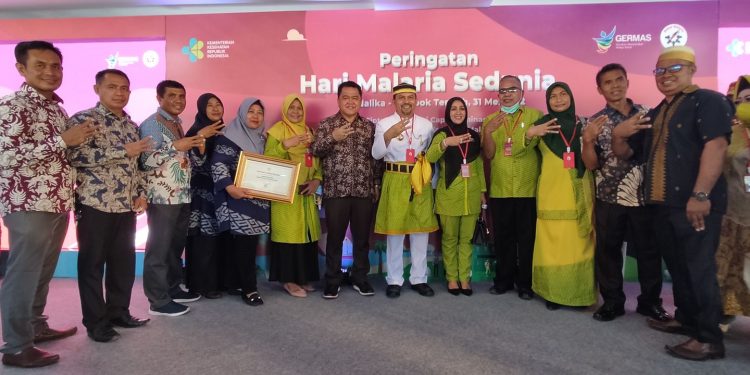Bupati Dompu Terima Sertifikat Eliminasi Malaria dari Menteri Kesehatan RI