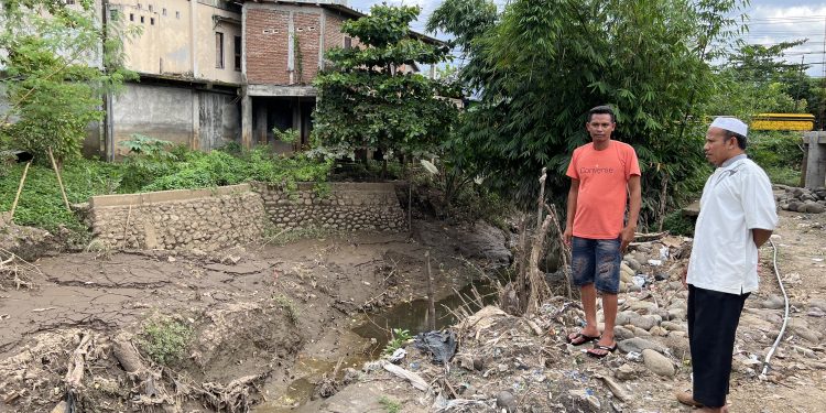Warga Bantaran Sungai Kandai dan Simpasai Keluhkan Pekerjaan Proyek Pengerukan