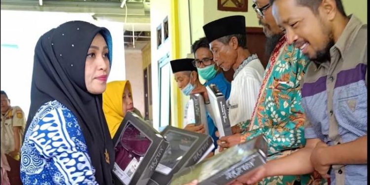 Nikmati Ramadhan, Lilis Suryani Berbagi dengan Kaum Lemah