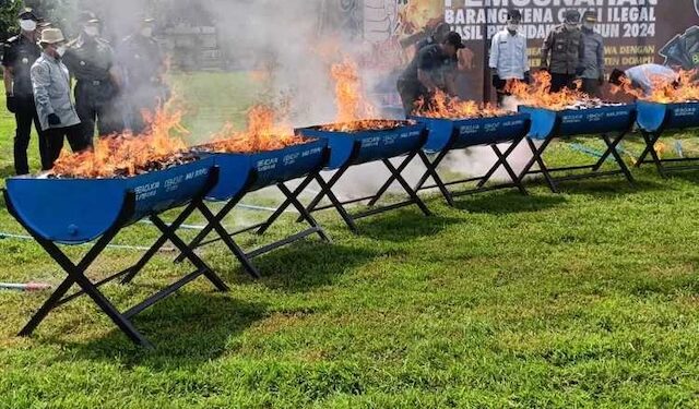 Bareng Kantor Bea Cukai Sumbawa, Pemkab Dompu Musnahkan Barang Cukai Ilegal