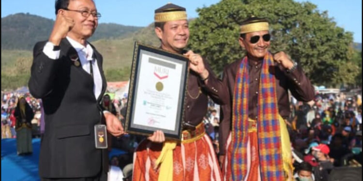 Tarian Ou Balumba Berhasil Raih Penghargaan MURI, 21.220 Penari Goyang Pantai Lakey