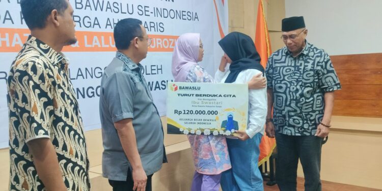Bawaslu RI Serahkan Dana Kerohiman Kepada Ahli Waris Mendiang Swastari dan Fakhrurraziki