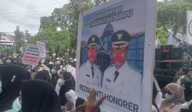 Tolak Di-PHK Ratusan Honor Non Database Unjukrasa di DPRD dan Gedung Pemkab Dompu