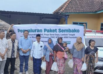 Sinergi PWI NTB dan MIM Foundation Salurkan 340 Paket Sembako bagi 337 Korban Banjir Desa Kabul