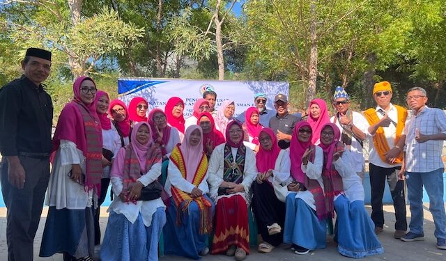 Rambut Memutih, Jiwa Kembali ke Masa Putih Abu-Abu: Ratusan Alumni SMAN 1 Kota Bima Bernostalgia di Pantai Lawata
