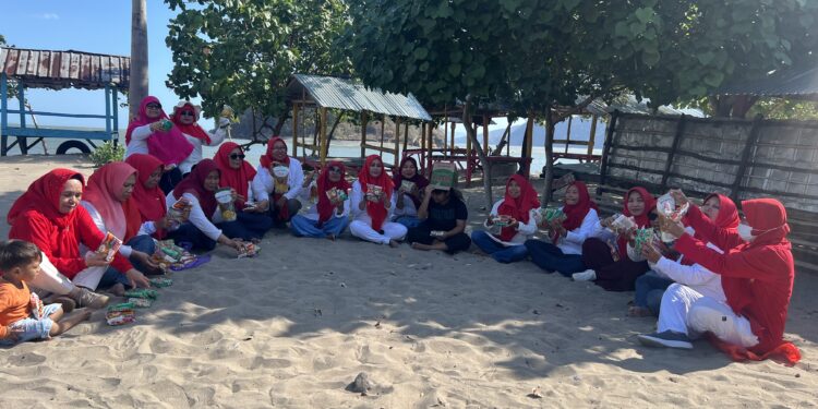 Rajut Silaturrahmi di Pantai Wadu Jao, The Rosca Family Ceria Gelar Arisan Kemerdekaan