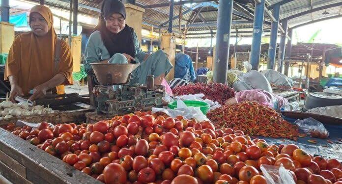 Harga Cabai dan Ayam Naik di Pasar Bawah Dompu, Tomat Melonjak 50 Persen
